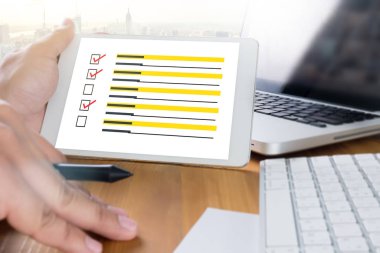 İş adamı SURVEY ve Sonuçlar Analiz Keşif Kavramı