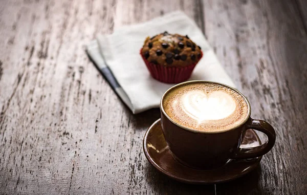 Vit kopp kaffe på vintage trä. Ovanifrån, cup på trä ta — Stockfoto