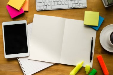 Ofis tablo Masası kümesiyle renkli malzemeleri, beyaz boş değil