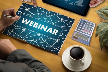 WEBINAR adam el masa üzerinde iş, kahve, bölünmüş ton