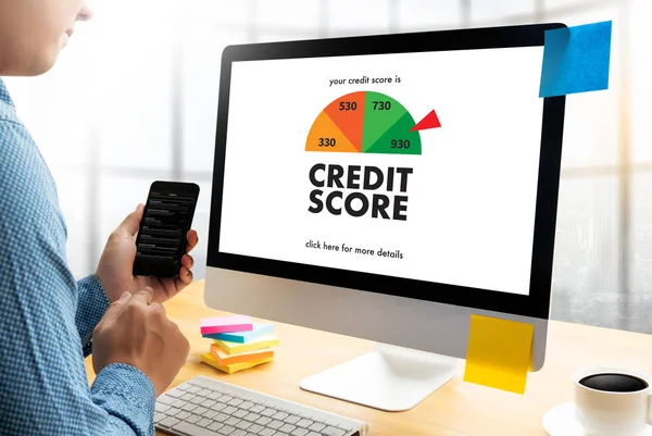 CREDIT SCORE ( Бізнесмен Перевірка кредитної оцінки онлайн та фінансів — стокове фото