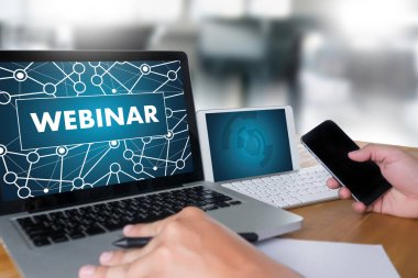 WEBINAR adam el masa üzerinde iş, kahve, bölünmüş ton