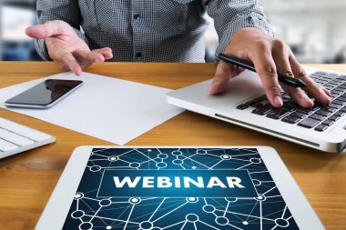 WEBINAR adam el masa üzerinde iş, kahve, bölünmüş ton