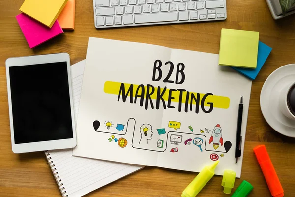 B2B Marketing Company, hombre de negocios y mujer de negocios Marketing —  Fotos de Stock