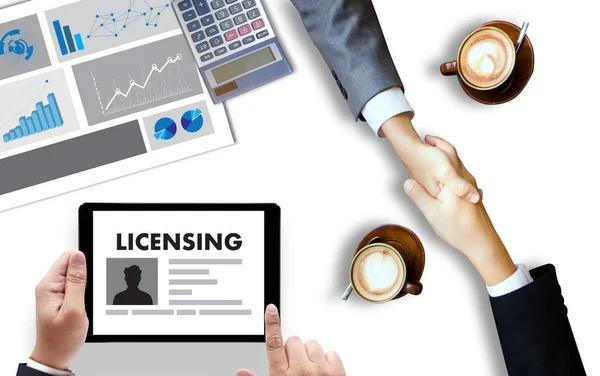 Патентна ліцензійна угода LICENSING бізнесмен рука працює — стокове фото