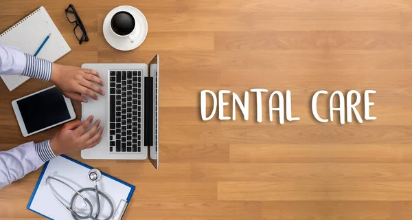 Dental Care vacker kvinna med tandborste, friska leende och — Stockfoto