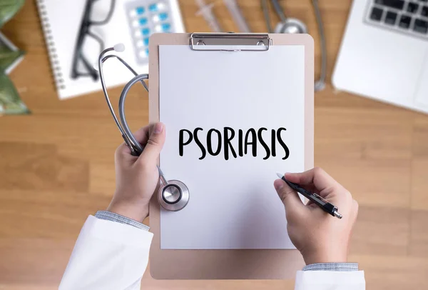 Inyecciones y jeringa. Diagnóstico de psoriasis, concepto médico. Co — Foto de Stock