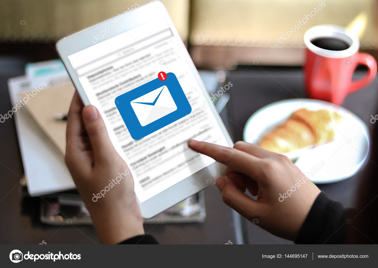 Электронное письмо. Send an email. Email маркетинг. Email реклама. Электронный человек.