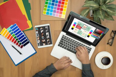 Yaratıcı tasarımcı grafik iş başında. Renk renk örneği örnekleri, Illustr