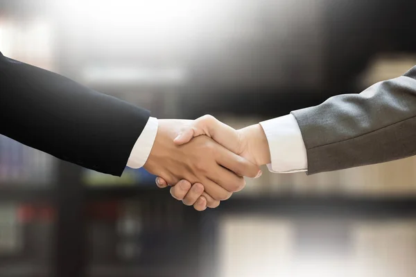 M & A (fusioner och förvärv), affärsman handslag arbetar en — Stockfoto