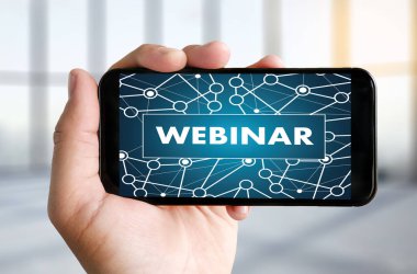 WEBINAR adam el masa üzerinde iş, kahve, bölünmüş ton