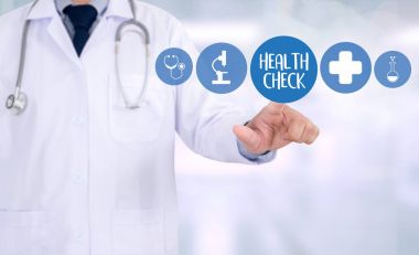 Sağlık kontrol tıp doktor bilgisayar arayüzü ile çalışma 