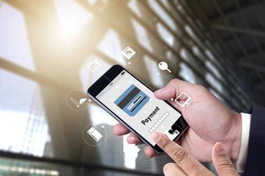 Mobil ödeme online alışveriş m-bankacılık Internet Gl kullanan adam