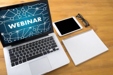 WEBINAR adam el masa üzerinde iş, kahve, bölünmüş ton