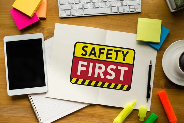 Concect pierwsze ostrzeżenie bezpieczeństwa Protect uwagę starannego zabezpieczenia — Zdjęcie stockowe