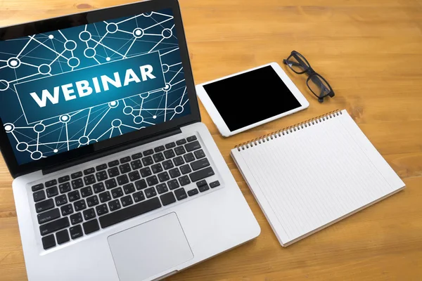 WEBINAR adam el masa üzerinde iş, kahve, bölünmüş ton