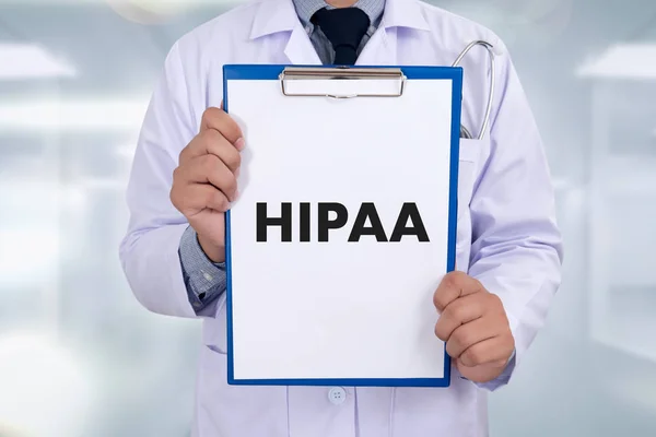 Szakmai HIPAA orvos használ számítógép és a gyógyászati — Stock Fotó