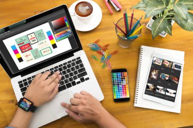 Yaratıcı tasarımcı grafik iş başında. Renk renk örneği örnekleri, Illustr