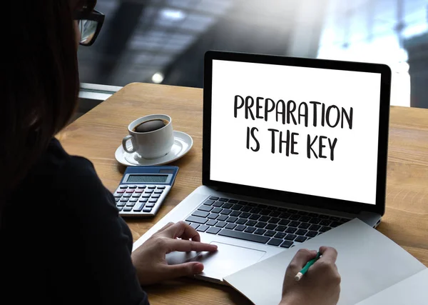 PREPARAÇÃO E PREPARAÇÃO É O PRINCIPAL plano, preparar, executar , — Fotografia de Stock