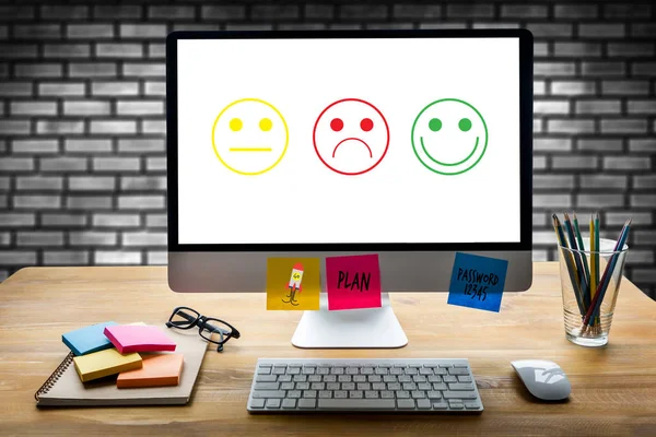 Üzletember kijelölése boldog elégedettség Értékelés? És jó m — Stock Fotó