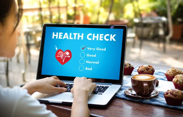 Digital Health Check Healthcare Conceito médico trabalhando com comp — Fotografia de Stock