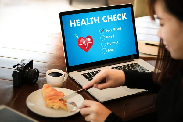 Cyfrowy lekarz pojęcie opieki zdrowotnej zdrowia sprawdzić pracę z komp — Zdjęcie stockowe