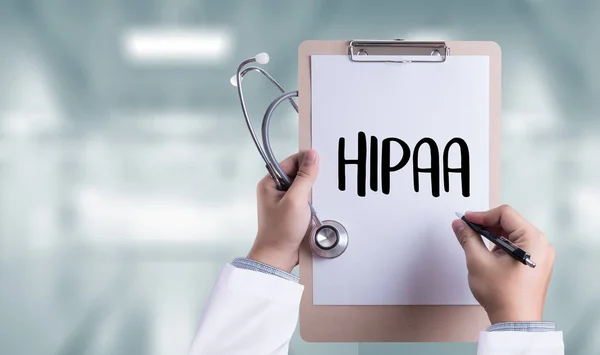 HIPAA Il medico professionista utilizza computer e attrezzature mediche tutti — Foto Stock