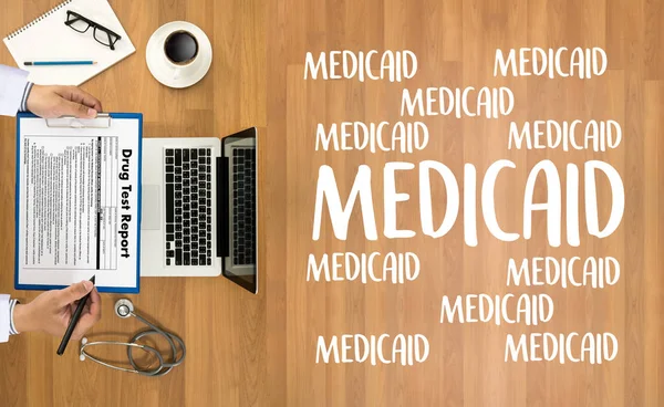 Assicurazione medica e Medicaid e stetoscopio . — Foto Stock