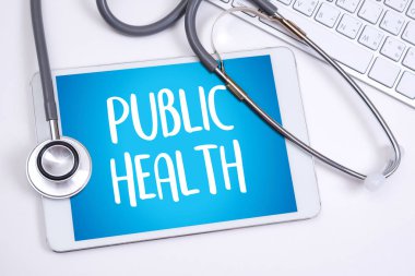 Halk sağlığı uzmanı doktor kullanma bilgisayar ve tıbbi eş