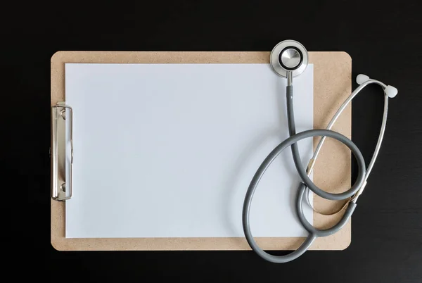 Local de trabalho do médico - estetoscópio, prancheta de medicina — Fotografia de Stock