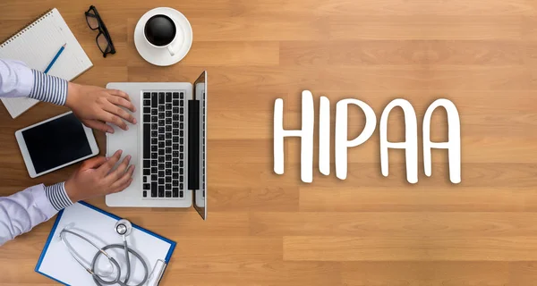 Szakmai HIPAA orvos használ számítógép és a gyógyászati — Stock Fotó