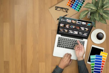 Yaratıcı tasarımcı grafik iş başında. Renk renk örneği örnekleri, Illustr