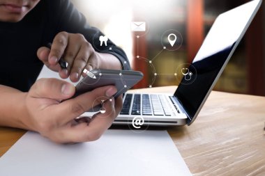 işadamı çalışma ve akıllı telefon ve laptop ve kazmak ile çalışma