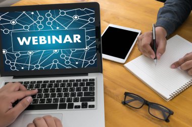 WEBINAR adam el masa üzerinde iş, kahve, bölünmüş ton