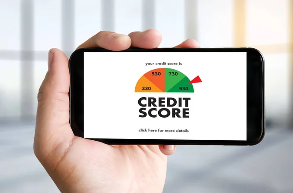 Kredit-Score (Geschäftsmann überprüft Kredit-Score online und finan — Stockfoto