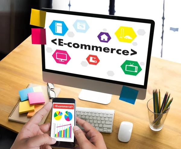 Gli uomini d'affari utilizzano la tecnologia E-commerce Internet Mercato globale — Foto Stock