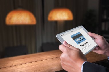 Mobil ödeme online alışveriş m-bankacılık Internet Gl kullanan adam