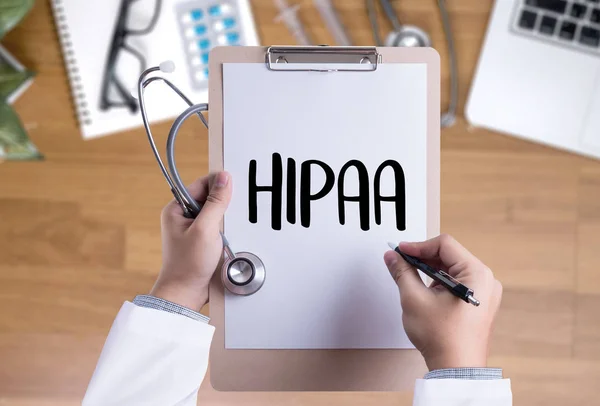 HIPAA Profissional médico uso de computador e equipamentos médicos todos — Fotografia de Stock