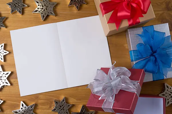 Vista superior y caja de regalo y cinta roja con tarjeta en la mesa de madera . —  Fotos de Stock