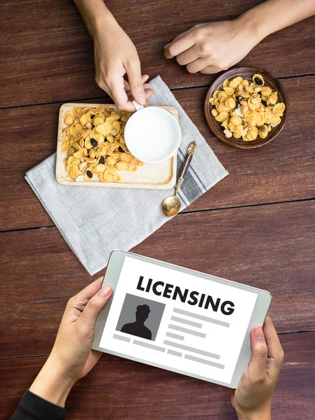 Szabadalmi licencszerződés Licensing üzleti ember kézi munka o — Stock Fotó