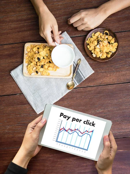 PPC - Pay Per Click concept Zakenman werkconcept — Stockfoto