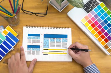 Yaratıcı tasarımcı grafik iş başında. Renk renk örneği örnekleri, Illustr