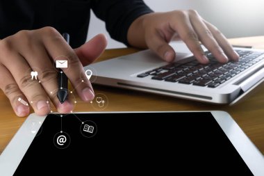 adam oturan kanepe kullanarak eller Modern Smartphone Tablet