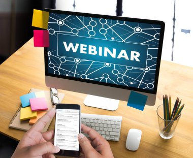 WEBINAR adam el masa üzerinde iş, kahve, bölünmüş ton