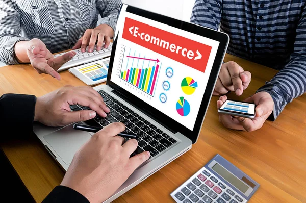 Gli uomini d'affari utilizzano la tecnologia E-commerce Internet Mercato globale — Foto Stock