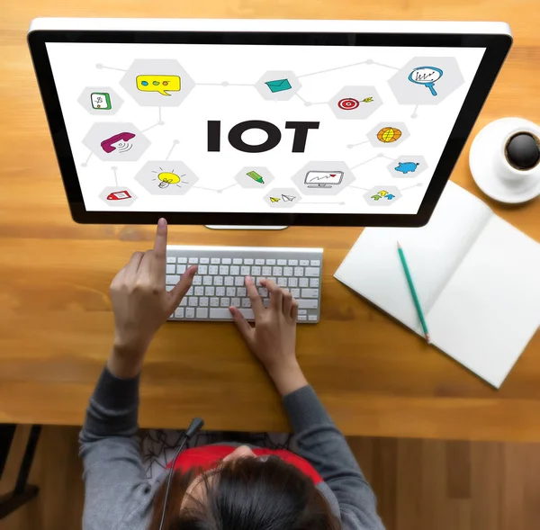 Iot 비즈니스 맨 손으로 작업 및 것의 인터넷 (Iot) 단어 — 스톡 사진