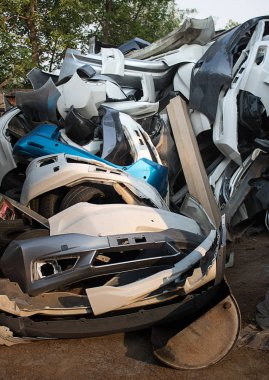 otoparktan araba parçaları yığını