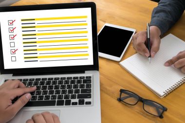 İş adamı SURVEY ve Sonuçlar Analiz Keşif Kavramı