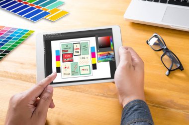 Yaratıcı tasarımcı grafik iş başında. Renk renk örneği örnekleri, Illustr