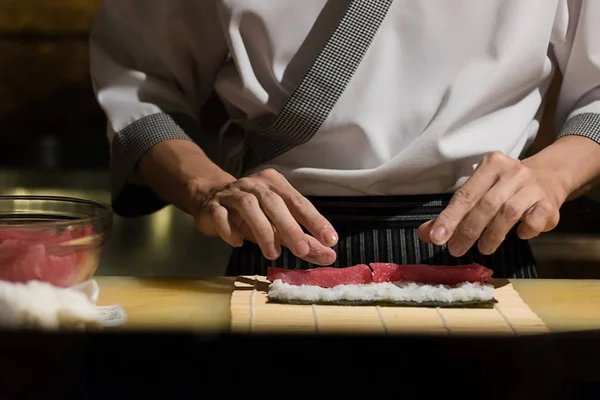 Ιαπωνική κουζίνα του σεφ σε ξενοδοχείο ή εστιατόριο κουζίνα μαγείρεμα, από — Φωτογραφία Αρχείου